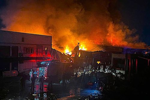 Cháy lớn nhà xưởng tại Sơn Đồng (Hà Nội), khói bốc cao hàng chục mét
