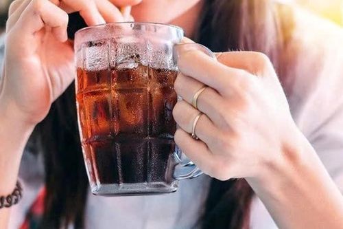 Người phụ nữ 34 tuổi tử vong vì thói quen uống nước ngọt và nước tăng lực