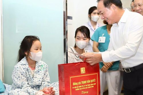 Trưởng Ban Tuyên giáo Trung ương thăm, động viên bệnh nhi tại Hà Nội