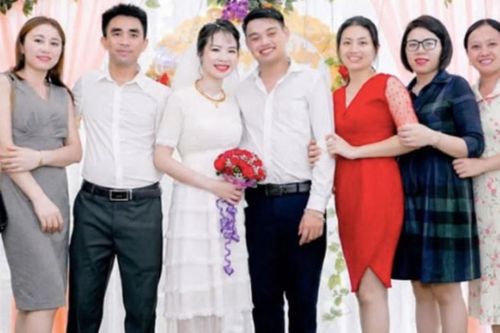 Thấy 4 đứa trẻ bơ vơ, người phụ nữ quyết định về làm mẹ kế