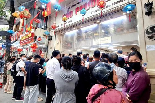 Hàng bánh Trung thu truyền thống trên phố Thụy Khê, mỗi khách chỉ được mua 1 cặp