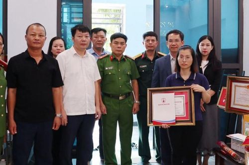 Truy tặng Bằng Tri ân và Ghi công Trung tá Trần Văn Tùng