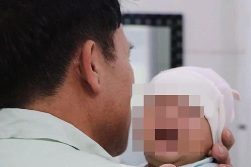 Bé trai bị bỏ rơi trước cổng làng được bệnh viện chăm sóc