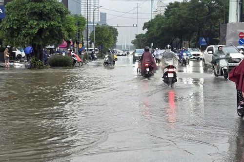 Cảnh báo mưa dông kèm lốc sét khu vực nội thành Hà Nội