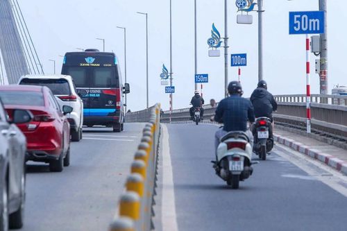 Cầu Nhật Tân xuất hiện biển báo, vạch xác định khoảng cách xe