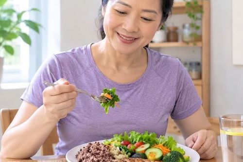 Sau tuổi 50, có cần cắt tinh bột để giảm cân?