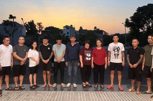 15 người đang chơi xóc đĩa bị bắt quả tang