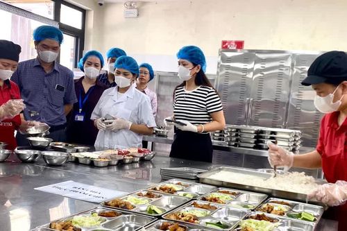 Hà Nội triển khai đồng loạt nhiều biện pháp đảm bảo chất lượng suất ăn bán trú trường học