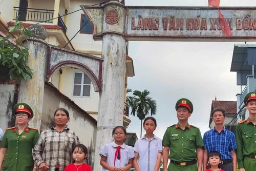 Công an xã mang quà Trung thu ấm áp về rốn lũ
