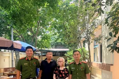 'Bẫy' từ thiện và cú điện thoại kịp thời giữ tiền cho cụ bà 84 tuổi
