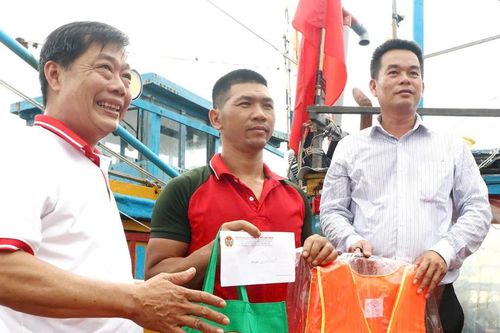 TP Hồ Chí Minh: Tiếp thêm động lực để ngư dân vững tin vươn khơi