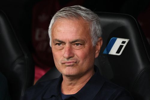 Phòng thay đồ Real phớt lờ Mourinho