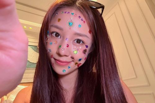 Á hậu Phương Nga, Salim 'đu trend' đính đá lên mặt của Gen Z