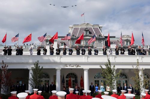 B-2 cùng 4 tiêm kích F-22 bay qua Nhà Trắng trong lễ đón ông Tập