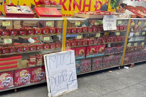 Nhiều loại bánh trung thu cháy hàng, quầy vẫn treo bảng 'mua 1 được 4'