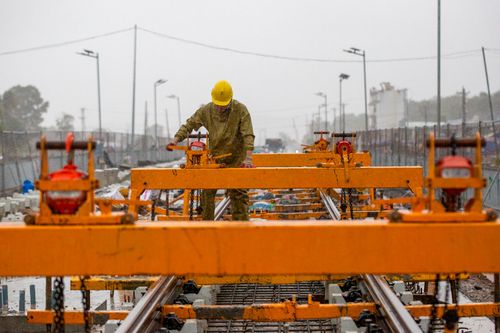 Công nhân đội mưa gấp rút thi công tuyến tàu điện LRT ở Phú Quốc