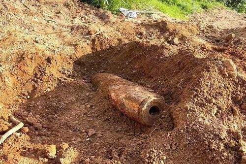 San đất làm nghĩa trang, phát hiện quả bom nặng 227kg
