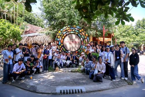 Lớp học giữa làng