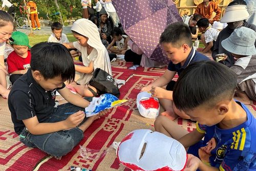 Trẻ em Ninh Bình hào hứng nặn bánh, làm đèn ông sao dịp Trung thu