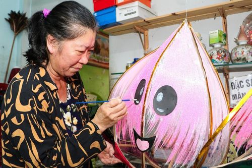 Giữ lửa nghề làm lồng đèn Trung thu truyền thống