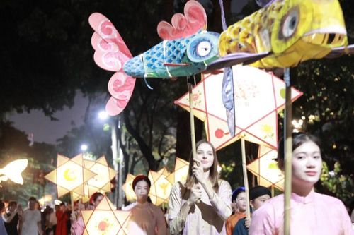 Sôi động Lễ rước đèn 'Đêm hội Trăng Rằm' bên hồ Hoàn Kiếm