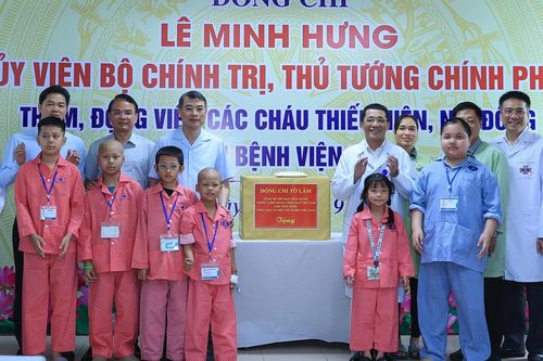 Thủ tướng trao quà của Tổng Bí thư, Chủ tịch nước Tô Lâm tặng các bệnh nhi ung thư