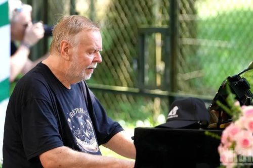 Rick Wakeman: 'Tôi muốn trở lại Việt Nam chơi nhạc cho gấu'
