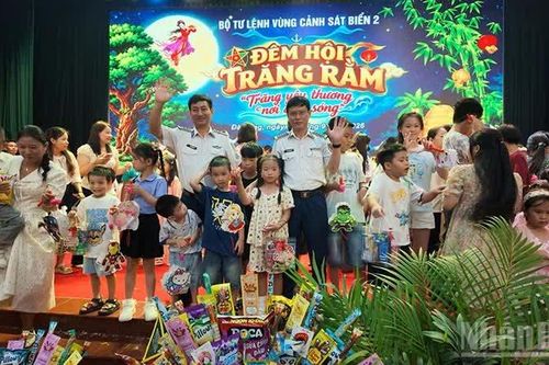 Vùng Cảnh sát biển 2 mang Trung thu đến với hàng trăm trẻ thơ