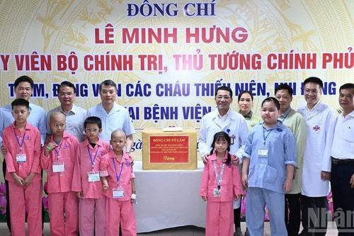 Thủ tướng Lê Minh Hưng trao quà của Tổng Bí thư, Chủ tịch nước Tô Lâm tặng các bệnh nhi tại Bệnh viện K