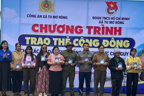 Quảng Ngãi: Trao 'Thẻ an toàn cộng đồng', bảo vệ người dân vùng thiên tai