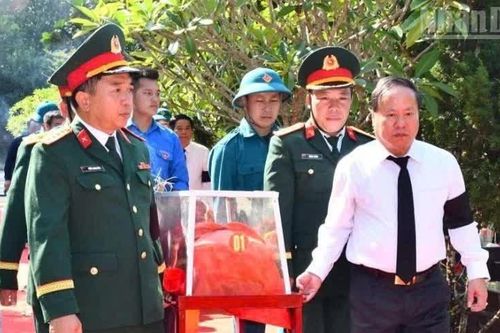 Lai Châu an táng hài cốt 5 liệt sĩ thanh niên xung phong
