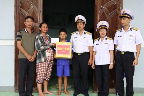 Lữ đoàn 171 thăm, tặng quà con ngư dân nhân dịp Tết Trung thu 2026