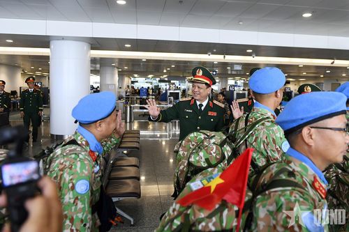 Thượng tướng Nguyễn Trường Thắng tiễn cán bộ, nhân viên Đội Công binh số 5 lên đường làm nhiệm vụ