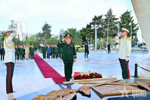 Đại tướng Nguyễn Trọng Nghĩa dâng hoa tưởng niệm Chủ tịch Hồ Chí Minh tại Algeria