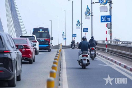 Lắp biển báo, kẻ vạch xác định khoảng cách xe trên cầu Nhật Tân (Hà Nội)