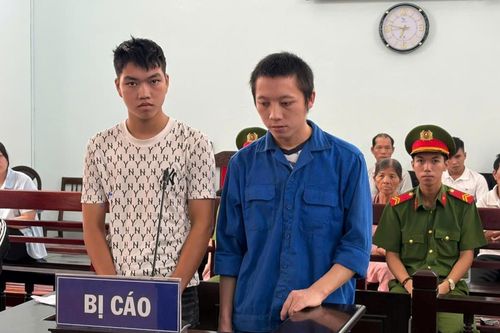 Ném chai bia vào mặt người đi đường, hai thanh niên lĩnh 16 tháng tù