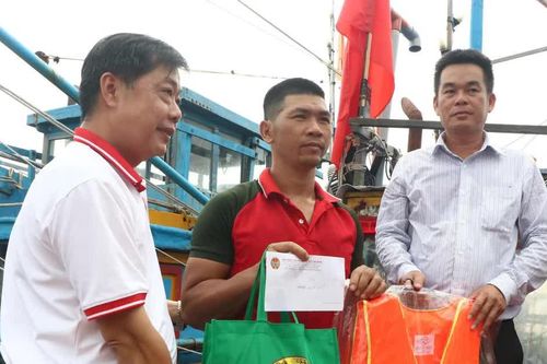 TPHCM: Đồng hành cùng ngư dân bám biển