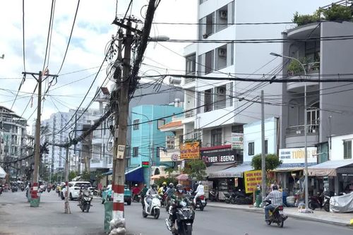 TPHCM: Vì sao gần 30 cột điện trên đường Chu Văn An chưa được di dời?