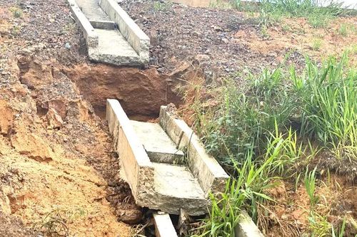 Rãnh thoát nước đường cao tốc Biên Hòa – Vũng Tàu đứt gãy nhiều nơi