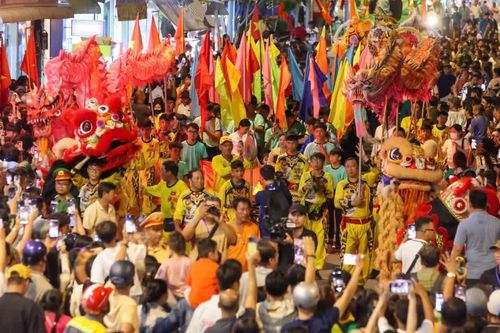 'Biển' người diễu hành xe hoa tại Lễ hội Nghinh Ông xã Cần Giờ