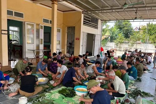 Thôn Xuân Lai gói gần 2.000 bánh chưng cho trẻ vui Trung thu