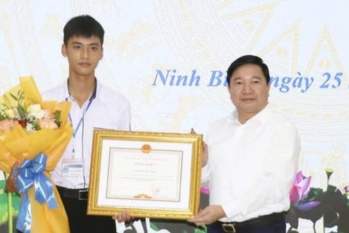 Nam sinh lớp 11 lao xuống nước cứu hai em nhỏ được tặng bằng khen