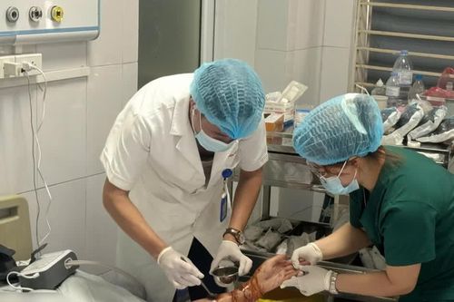Chó nhà tấn công, 1 người lóc da diện rộng, 1 người gãy hở xương