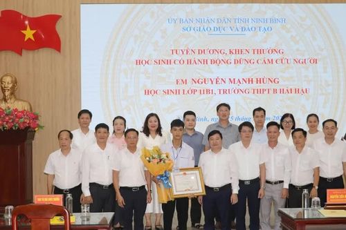 Ninh Bình khen thưởng nam sinh dũng cảm cứu hai em nhỏ