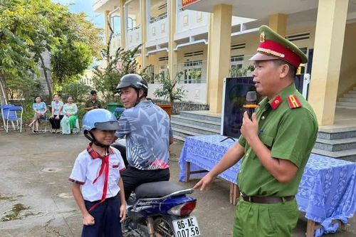 Đưa pháp luật về vùng dân tộc thiểu số, giữ bình yên từ cơ sở