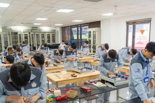 Chương trình trung học nghề 2 'không': Học trực tuyến thay thế thực hành và học toàn bộ kiến thức lớp 10-12
