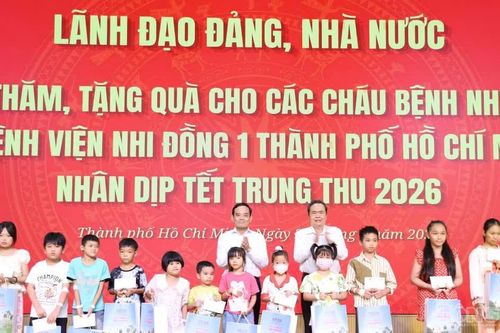 Chủ tịch Quốc hội Trần Thanh Mẫn thăm, tặng quà các bệnh nhi tại Bệnh viện Nhi Đồng 1 nhân dịp Tết Trung thu