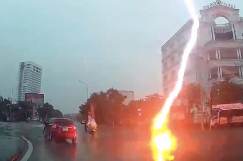 Sét đánh trúng người phụ nữ đi xe máy trên đường phố