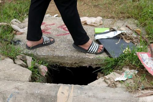 Bủa vây hiểm họa từ hàng loạt miệng cống 'mất nắp, toang hoác' ở Hà Nội