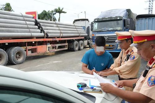 Phạt tài xế 77 triệu đồng vì chở cọc bê tông quá tải hơn 100%